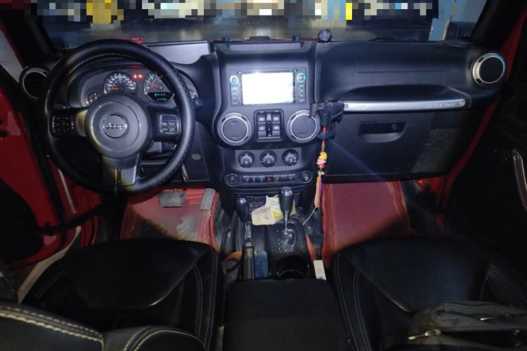 Used Jeep Wrangler 2014 3.0L Sahara Four-Door Edition Center Console