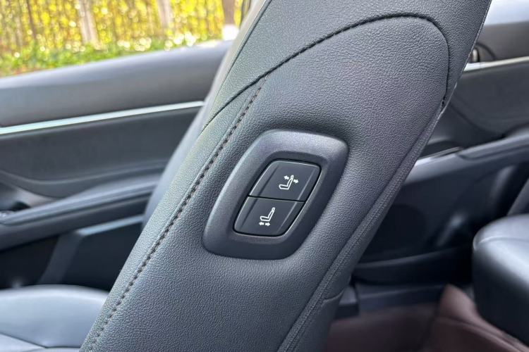 Used Toyota Camry 2023 2.0G Luxury Edition Interior 10