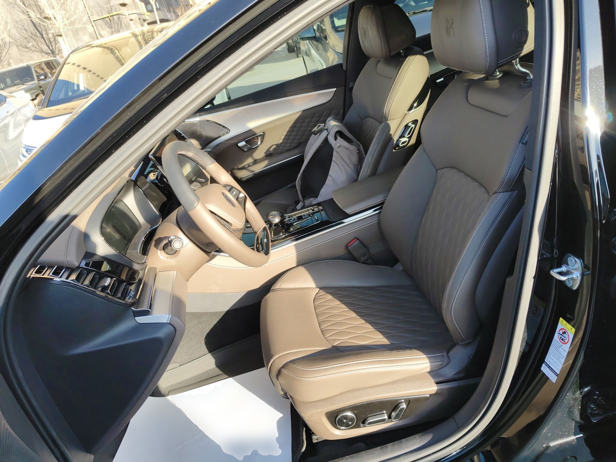 المقاعد الأمامية داخل السيارة