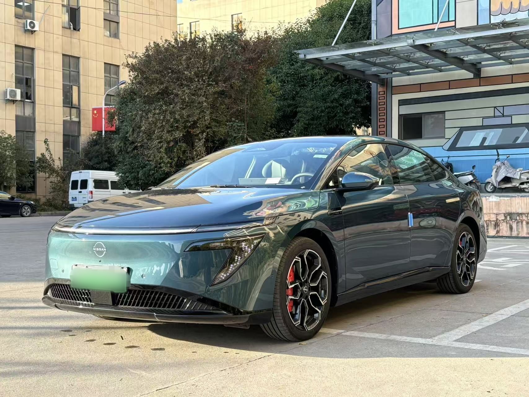 Под передней частью автомобиля