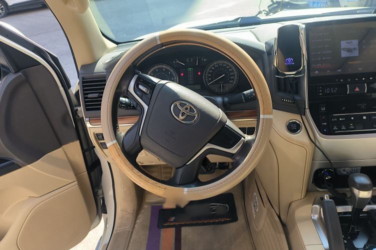 Used Toyota Land Cruiser 2015 4.0L V6 Middle East Low-Trim Version
