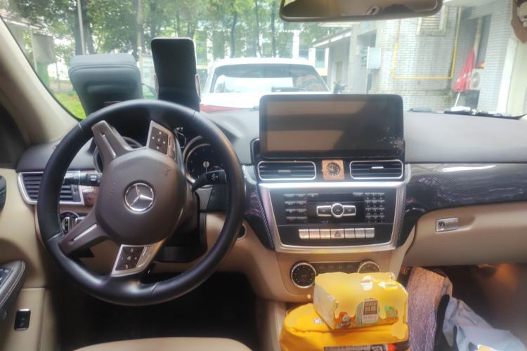 Used Mercedes-Benz M-Class 2014 ML 400 4MATIC Dynamic Model Center Console