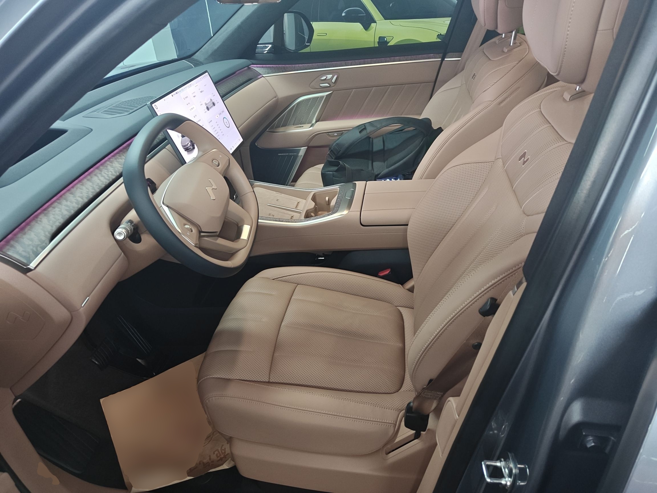 المقاعد الأمامية داخل السيارة