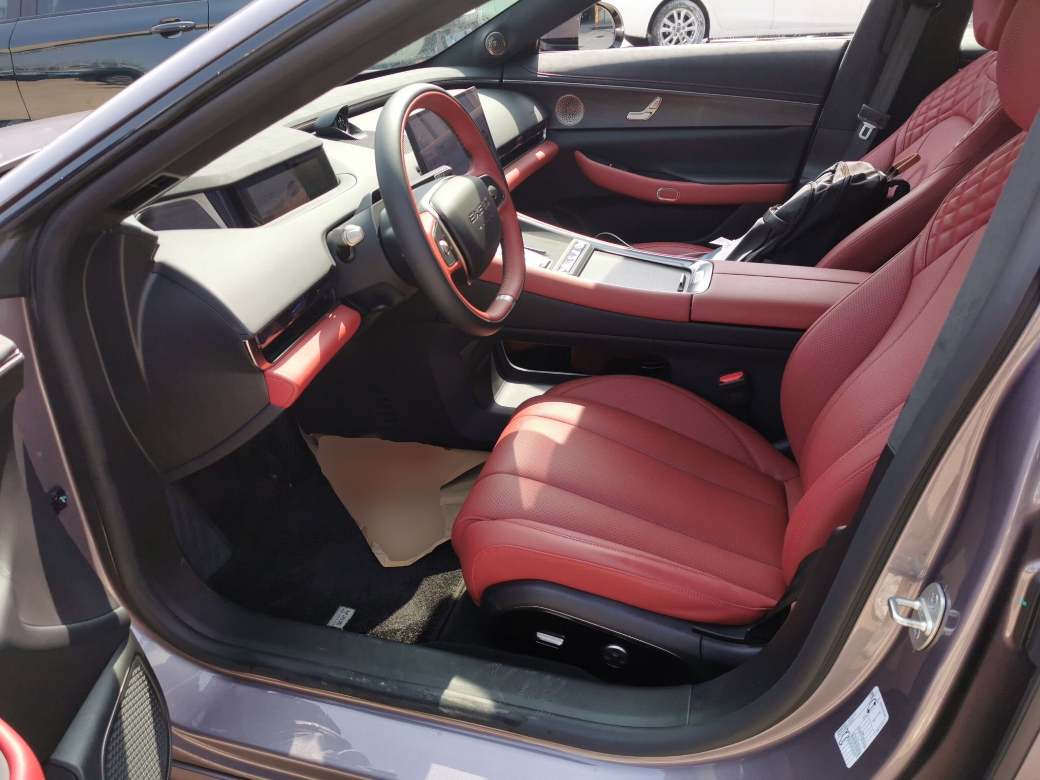 المقاعد الأمامية داخل السيارة