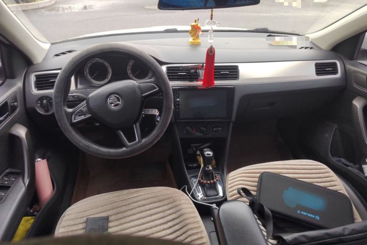 Used Skoda Rapid 2018 1.6L Automatic Comfort Edition Center Console