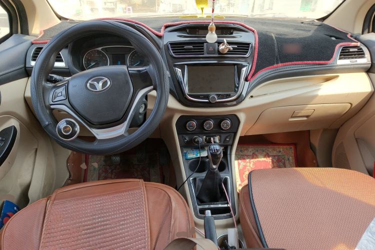 Used FAW Yingzhi 737 2015 1.5L Manual Deluxe Navigation Version Center Console