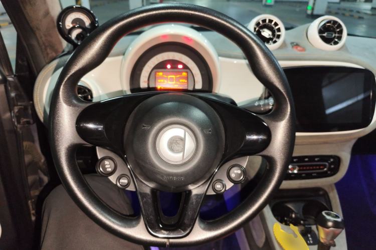 Used smart fortwo 2015 1.0L 52 kW hardtop Dynamic version
