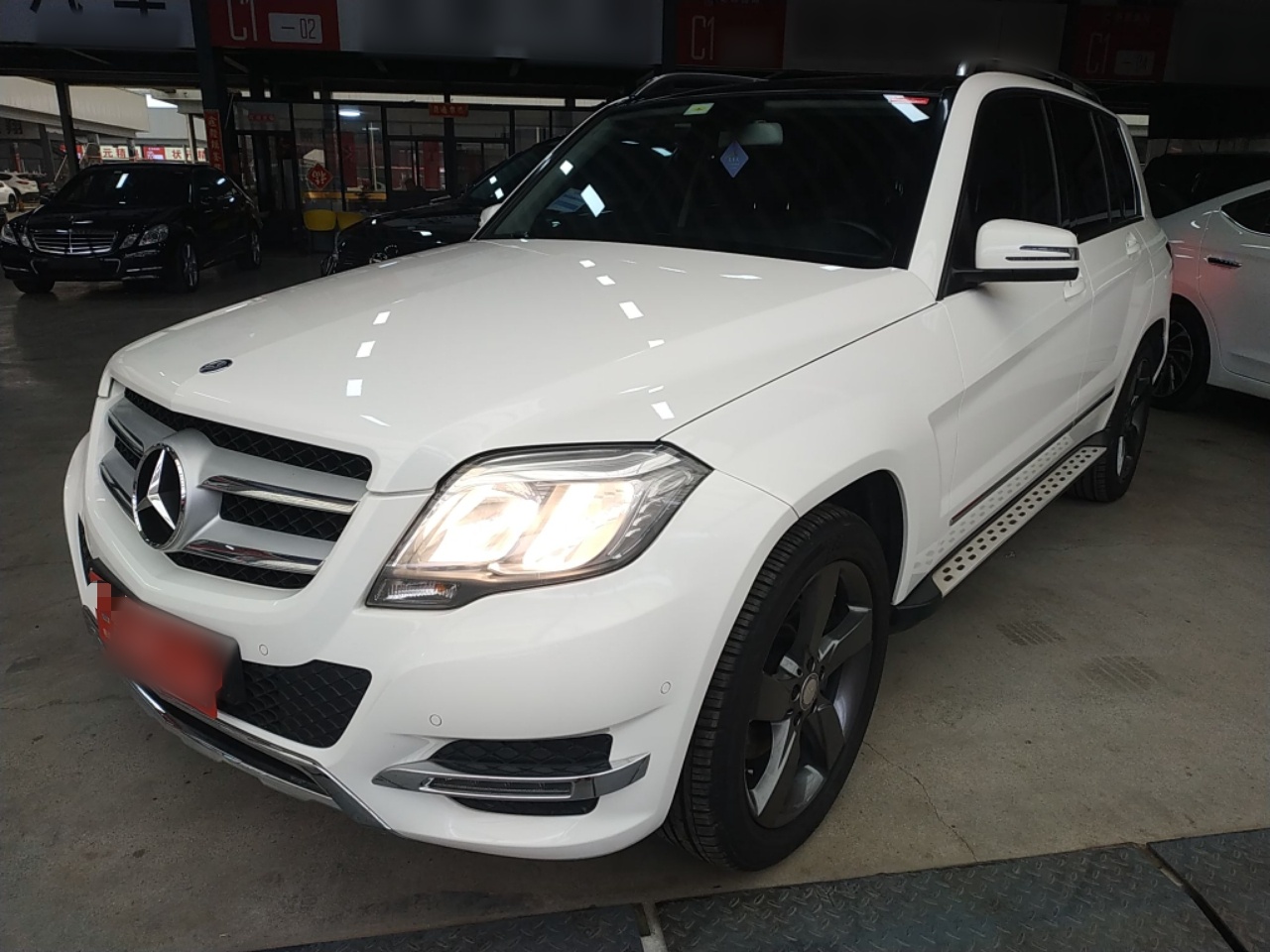 Под передней частью автомобиля