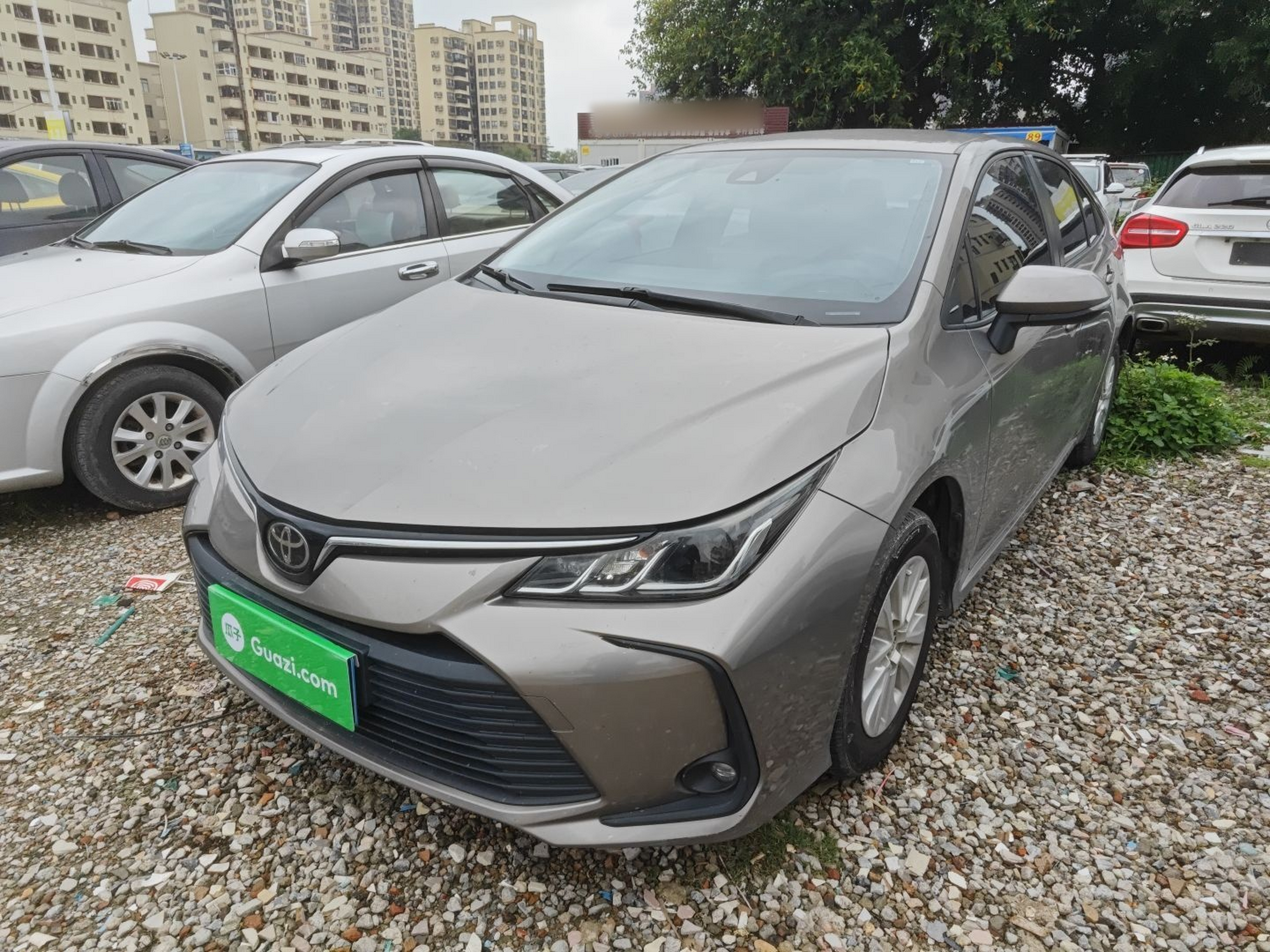 Под передней частью автомобиля