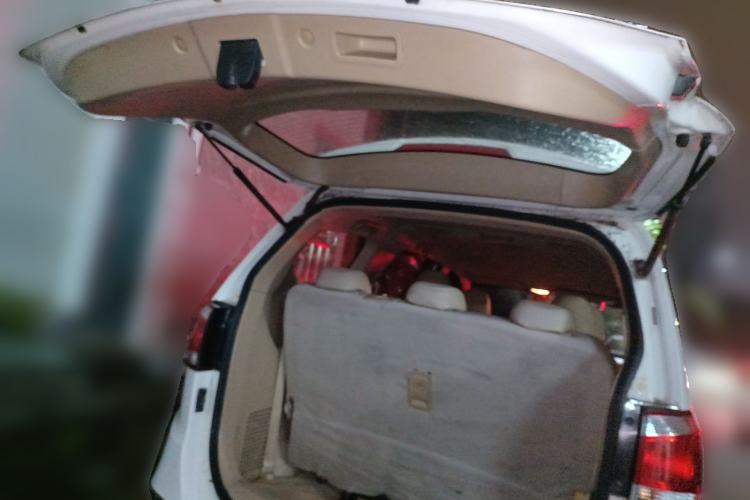 Used Baojun 730 2014 1.5L manual standard trim 7 seats Trunk