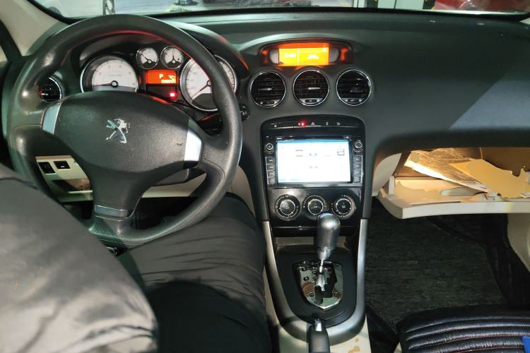 Used Peugeot 408 2013 1.6L Automatic Comfort Edition Center Console