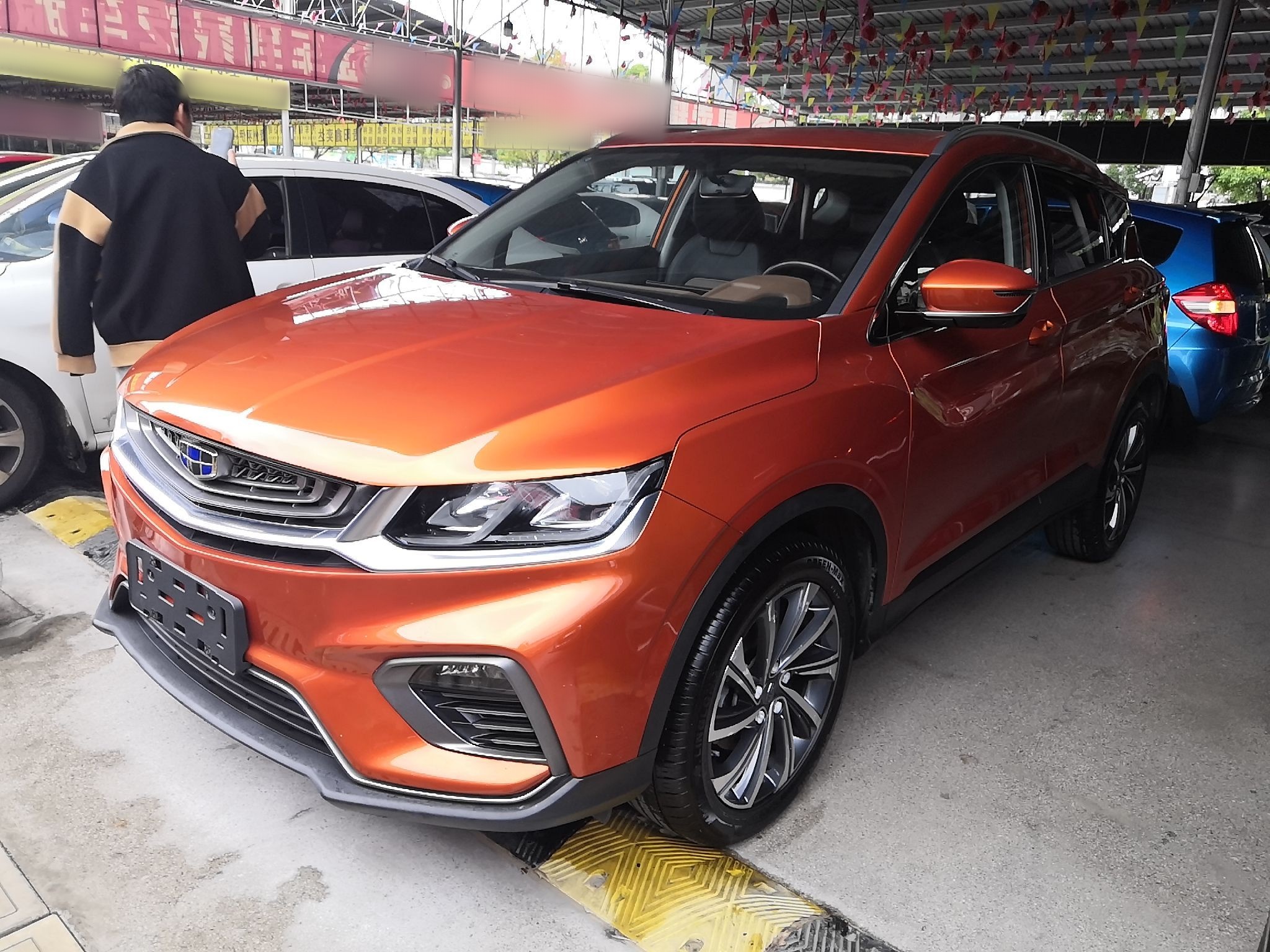 تحت مقدمة السيارة