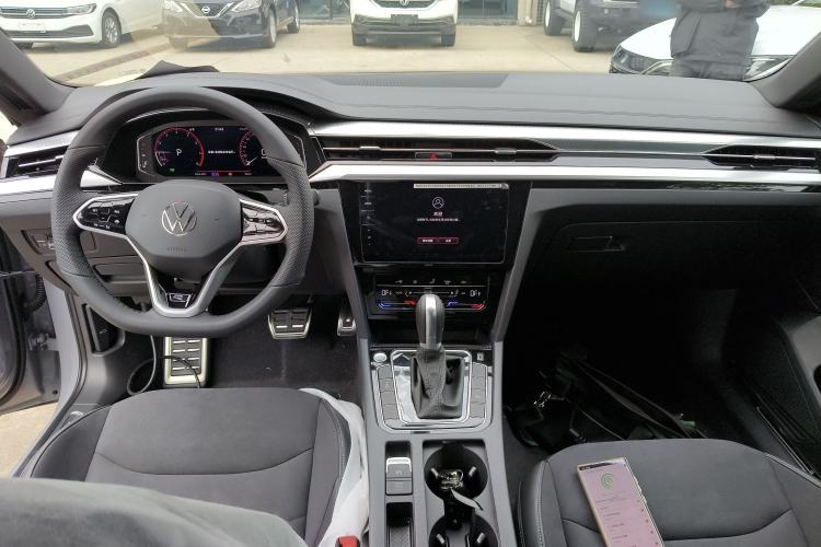 Used Volkswagen FAW-Volkswagen CC 2025 Model, Facelifted, 330TSI, Glamorous—Shared Edition Center Console
