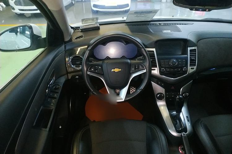 Used Chevrolet Cruze 2013 Hatchback 1.6T Automatic Flagship Model Steering Wheel