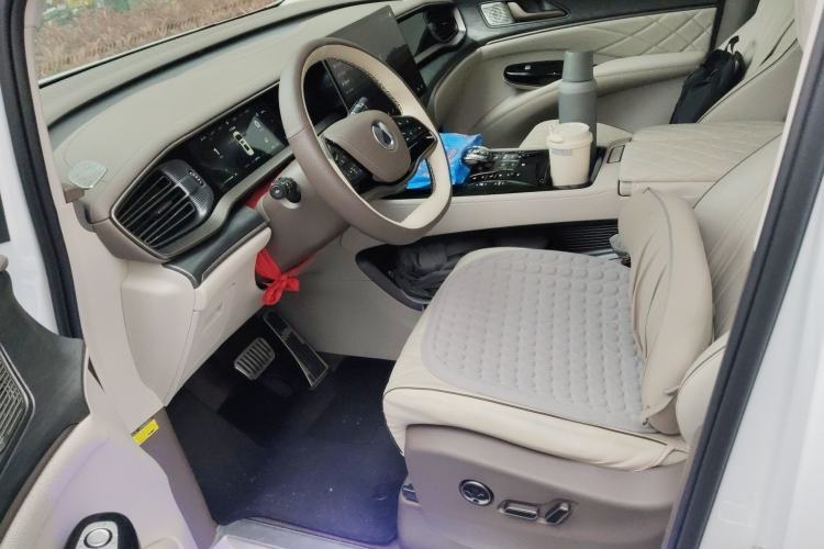 Used Denza D9 2022 DM-i 1040 Prestige Model
