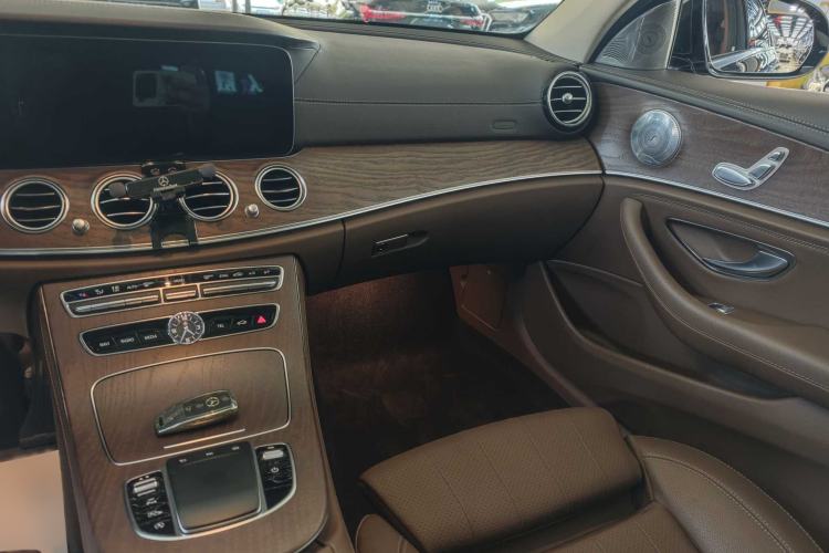 Used Mercedes-Benz E-Class 2020 Facelift E 260 L Interior 8