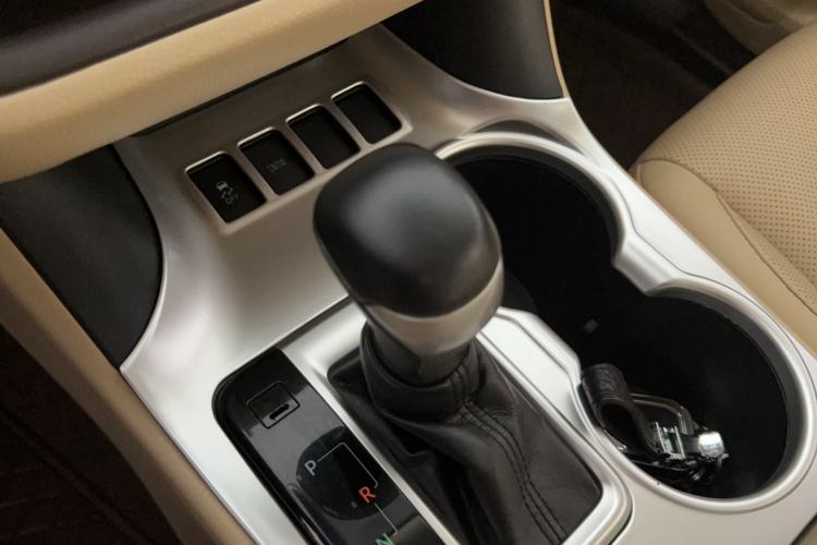 Used Toyota Highlander 2018 2.0T Two-Wheel Drive Luxury Edition 7 Seats China VI Standard Gear Lever