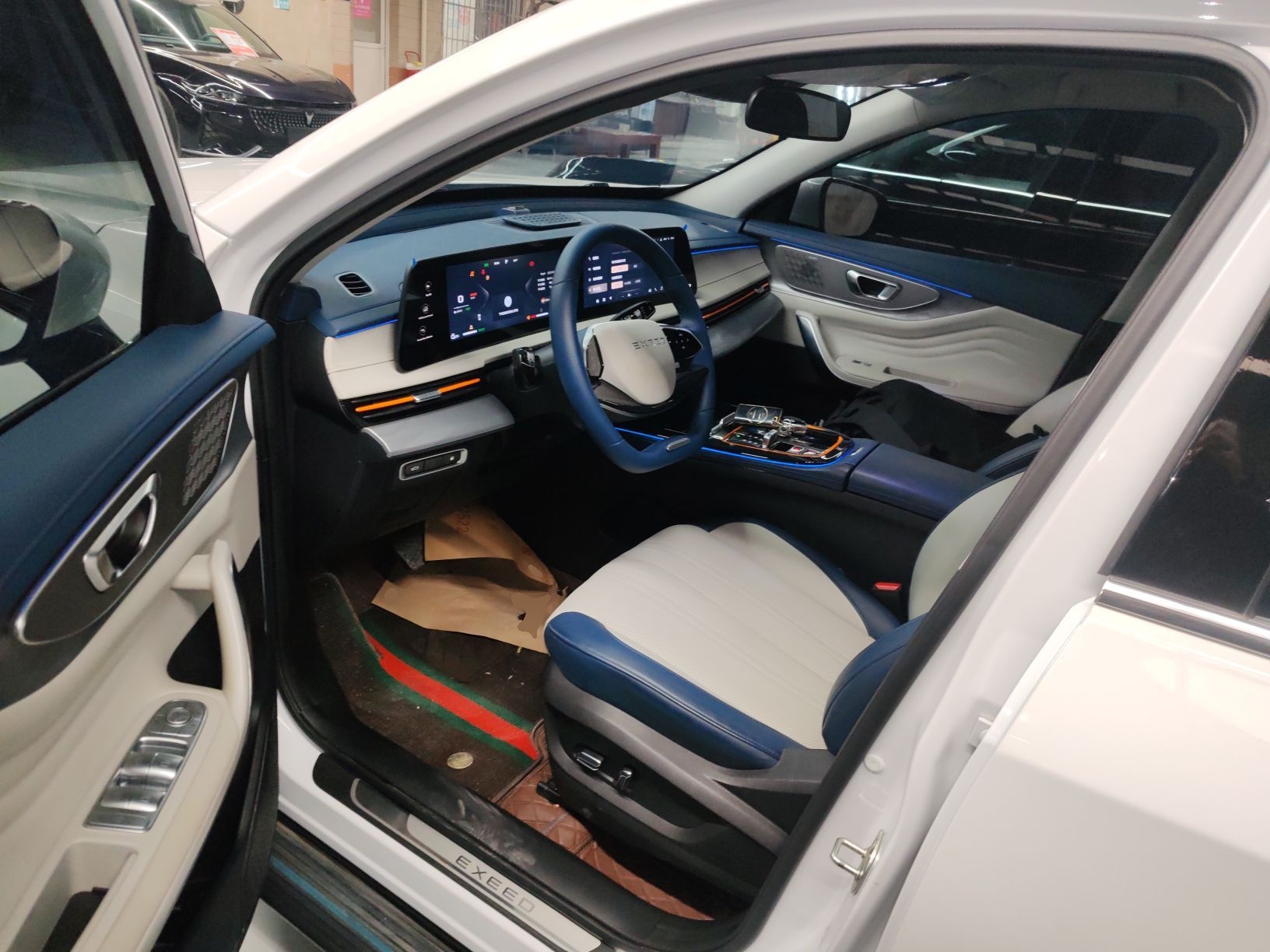 المقاعد الأمامية داخل السيارة