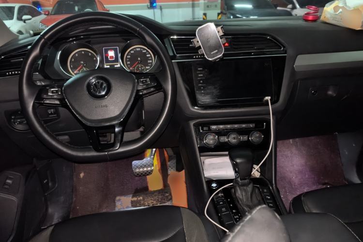 Used Volkswagen Tiguan L 2019 330TSI Automatic Two-Wheel Drive Smart Luxury Version China VI Standard Center Console