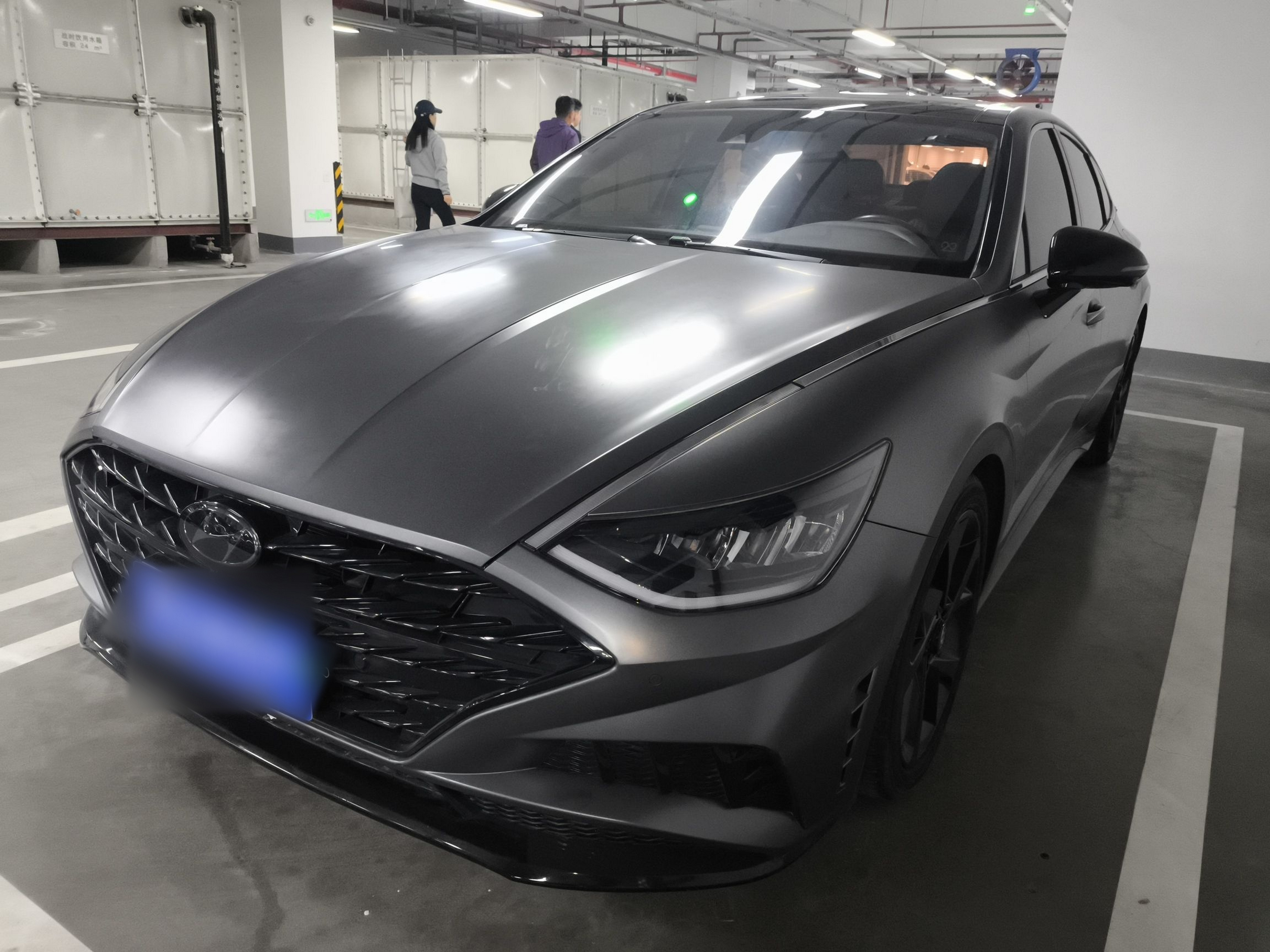 تحت مقدمة السيارة