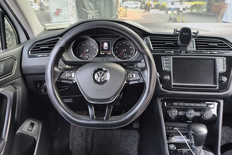 Used Volkswagen Tiguan L 2018 380TSI Automatic All-Wheel Drive Luxury Edition Steering Wheel