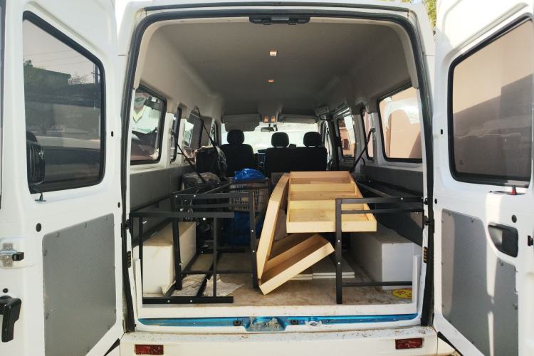 Used SAIC MAXUS Xintu V80 2024 Aotong Value Edition 6MT Long-Wheelbase Mid-Roof Model with 127 Ps Available in 6/7/8/9-Seater Configurations Trunk