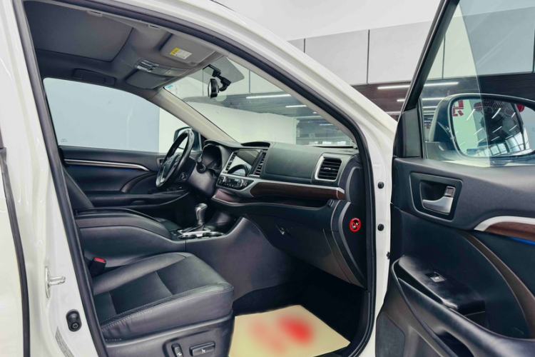 Used Toyota Highlander 2017 2.0T Four-Wheel Drive Ultimate Edition 7 Seats Right Front Seat