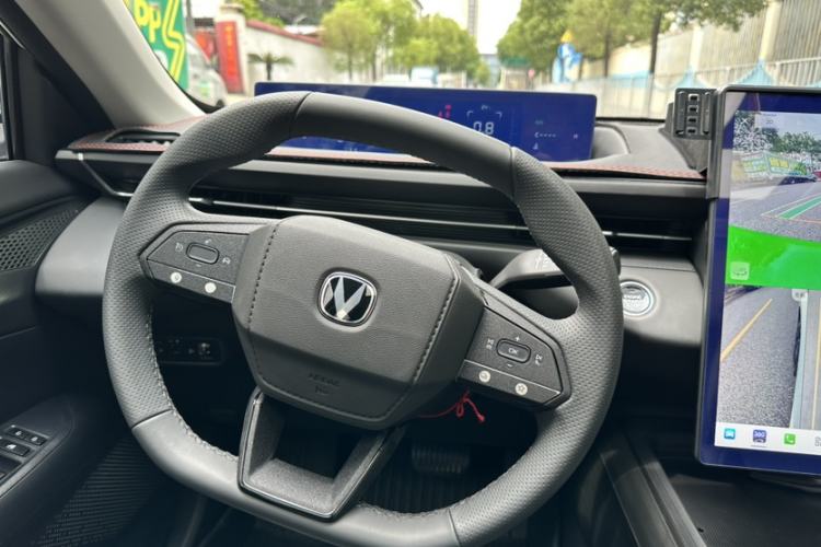 Used CHANGAN Eado 2025 Blue Whale 1.5T 500Bar Prestige Model Interior 4