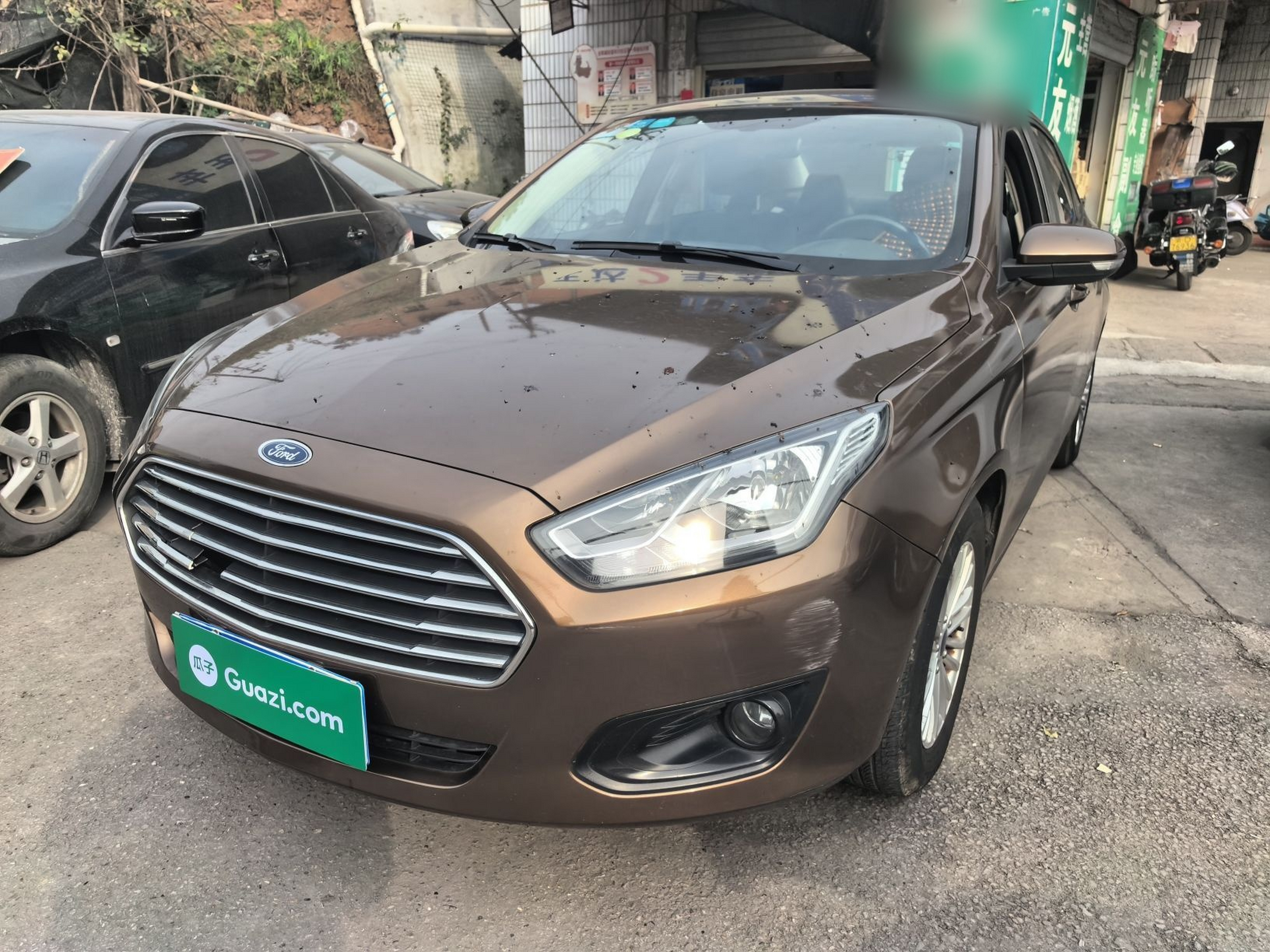 Под передней частью автомобиля