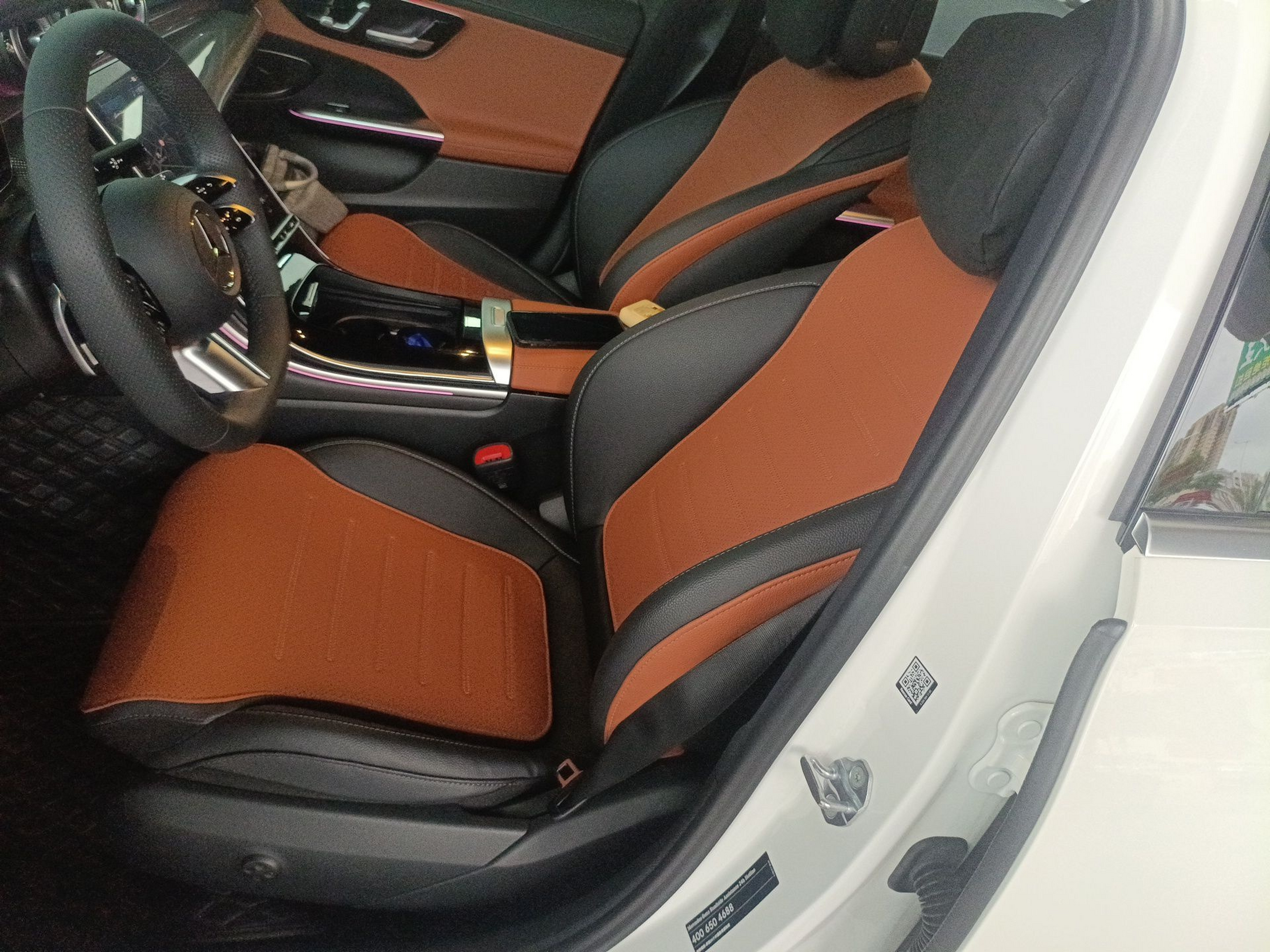 المقاعد الأمامية داخل السيارة