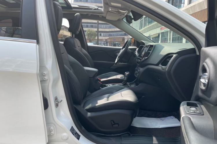 Used Jeep Cherokee 2019 2.0T Two-Wheel Drive Smart Enjoyment Version China VI
