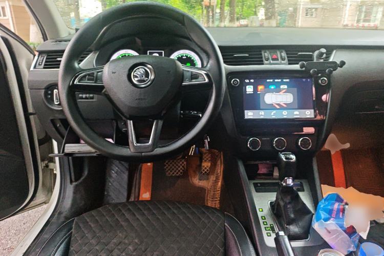 Used Skoda Octavia 2018 1.6L Automatic Luxury Edition Center Console