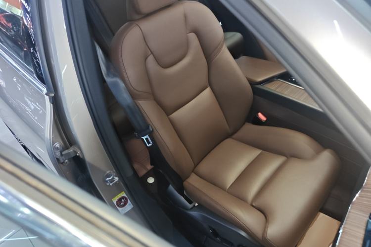 Used Volvo XC60 New Energy 2023 T8 Plug-in Hybrid Long-Range All-Wheel Drive Smart Luxury Edition Right Front Seat