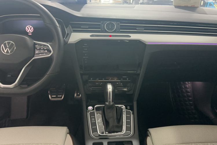 Used Volkswagen Magotan 2023 2 Million Units Commemorative Edition 330TSI DSG Luxury Version Center Console