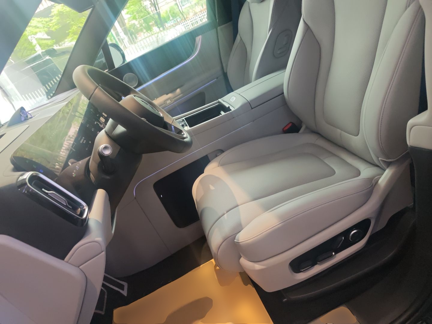 المقاعد الأمامية داخل السيارة