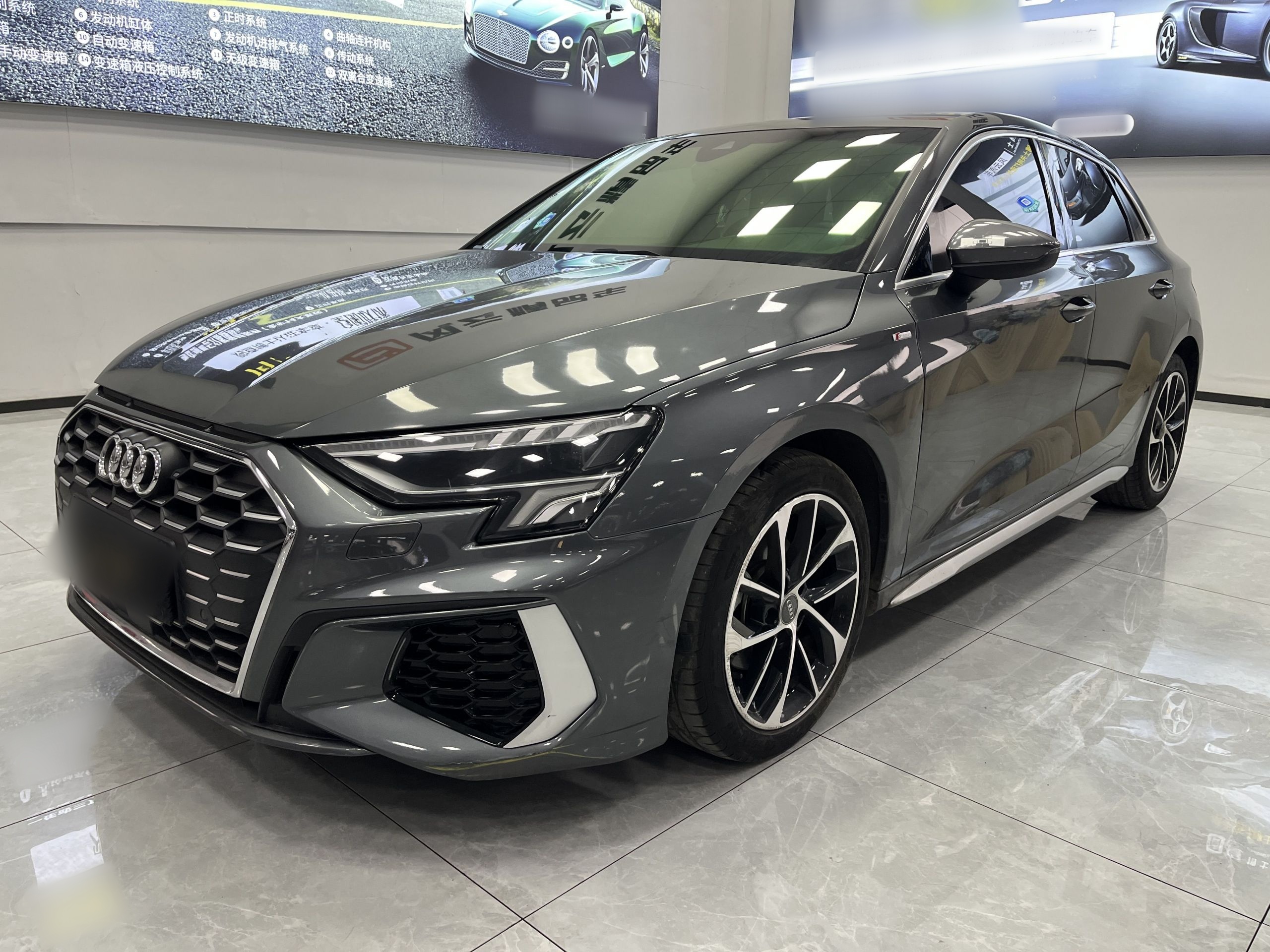 تحت مقدمة السيارة