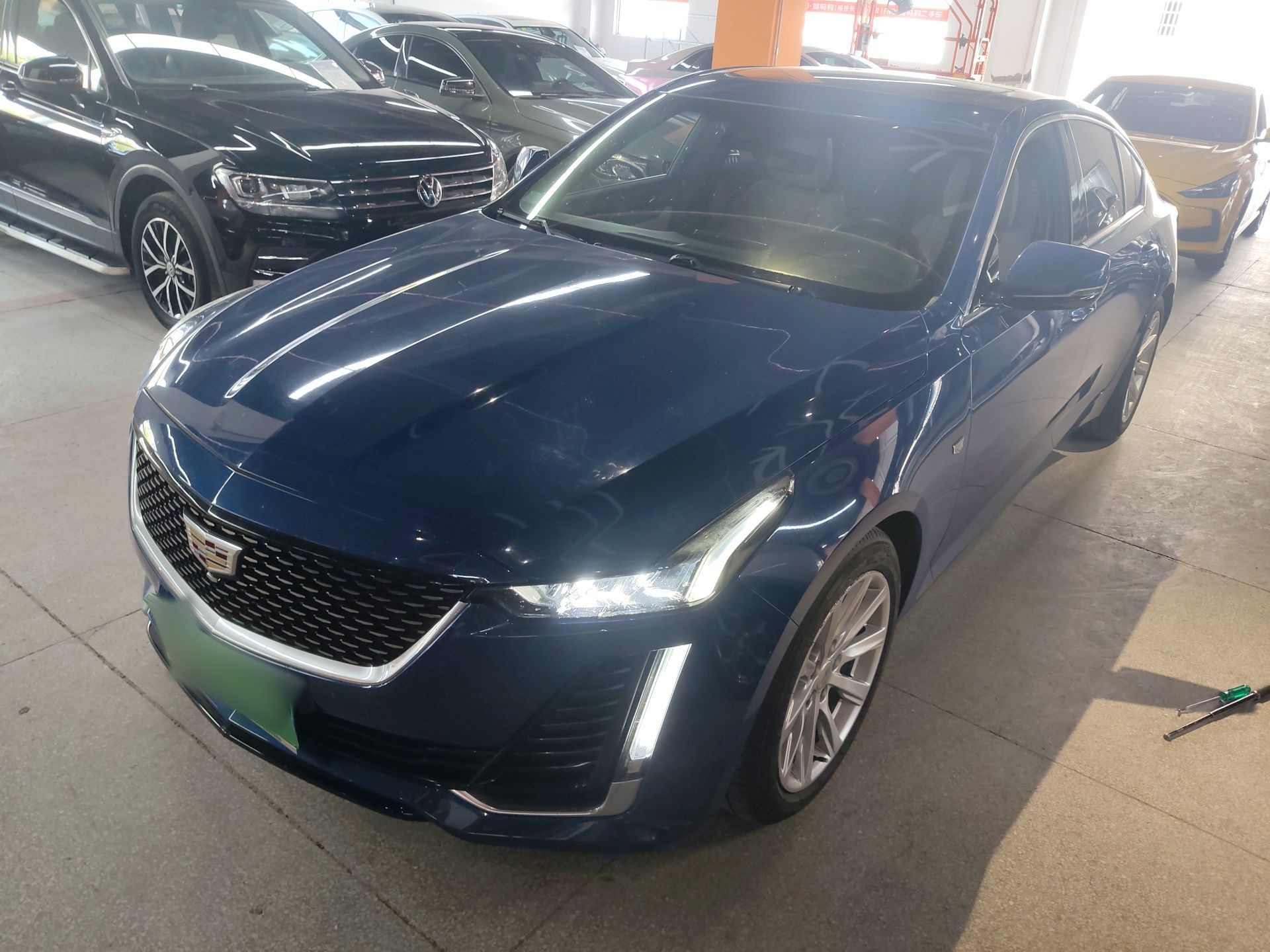 Под передней частью автомобиля