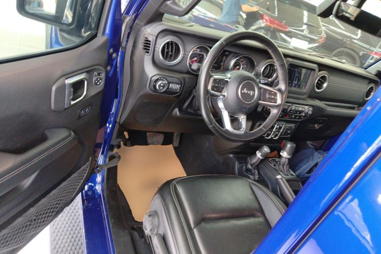 Used Jeep Wrangler 2019 2.0T Sahara Four-Door Brilliant Top Version China VI Emission Standard