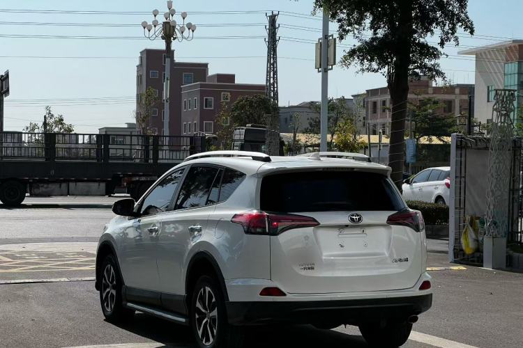 Used Toyota RAV4 2016 2.0L CVT Two-Wheel Drive Fashion Edition China V Standard
