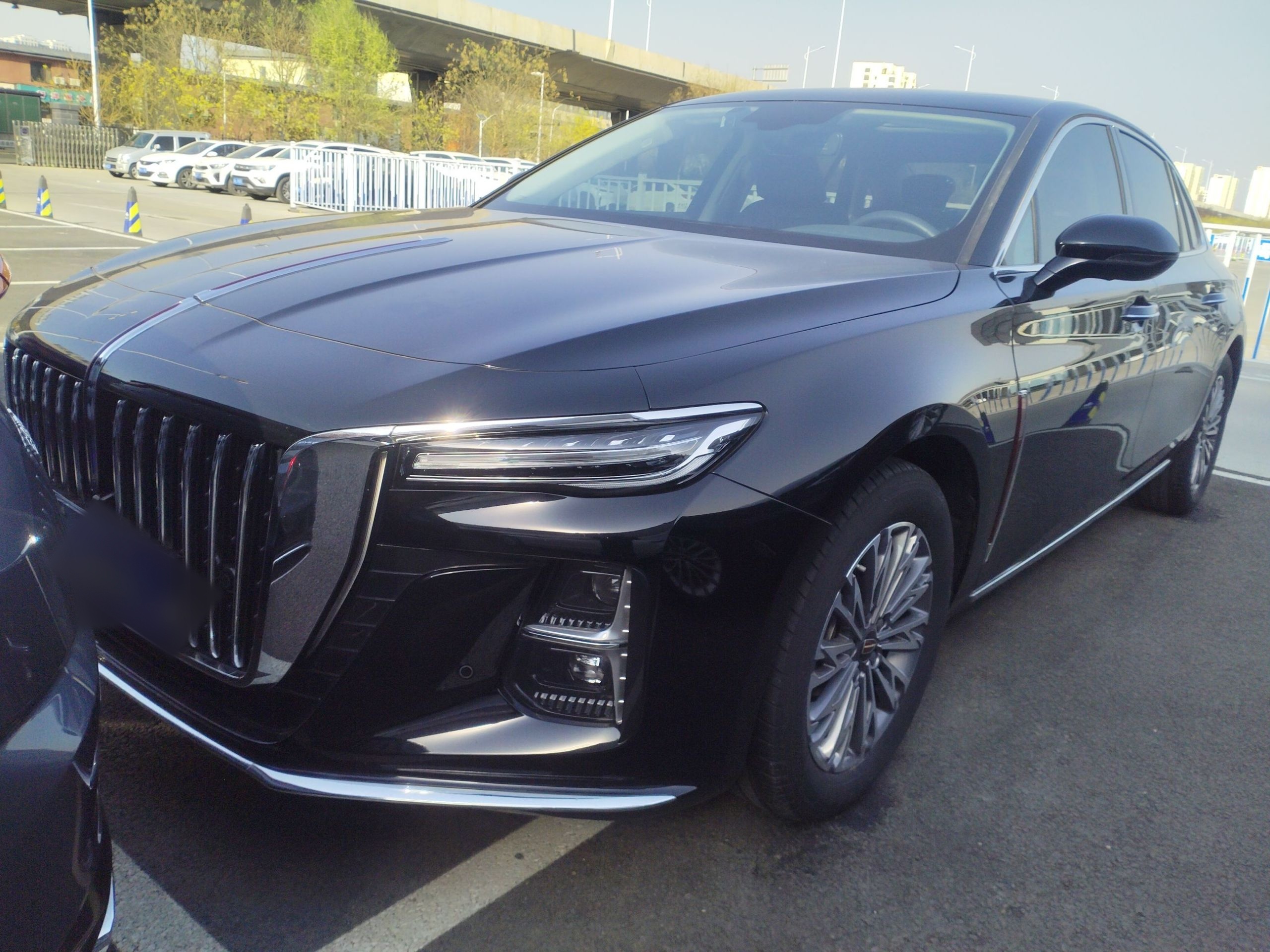 Под передней частью автомобиля