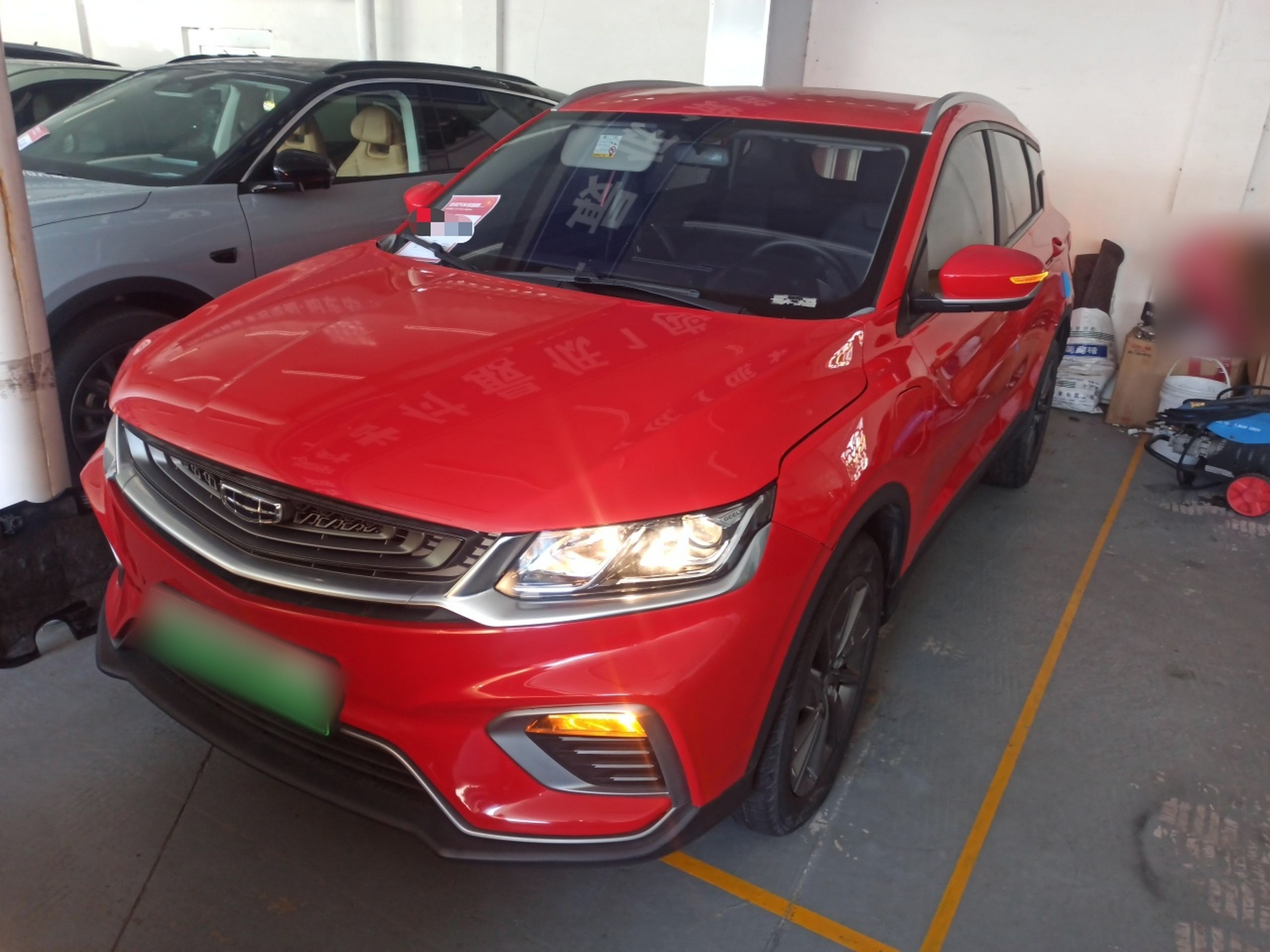 تحت مقدمة السيارة