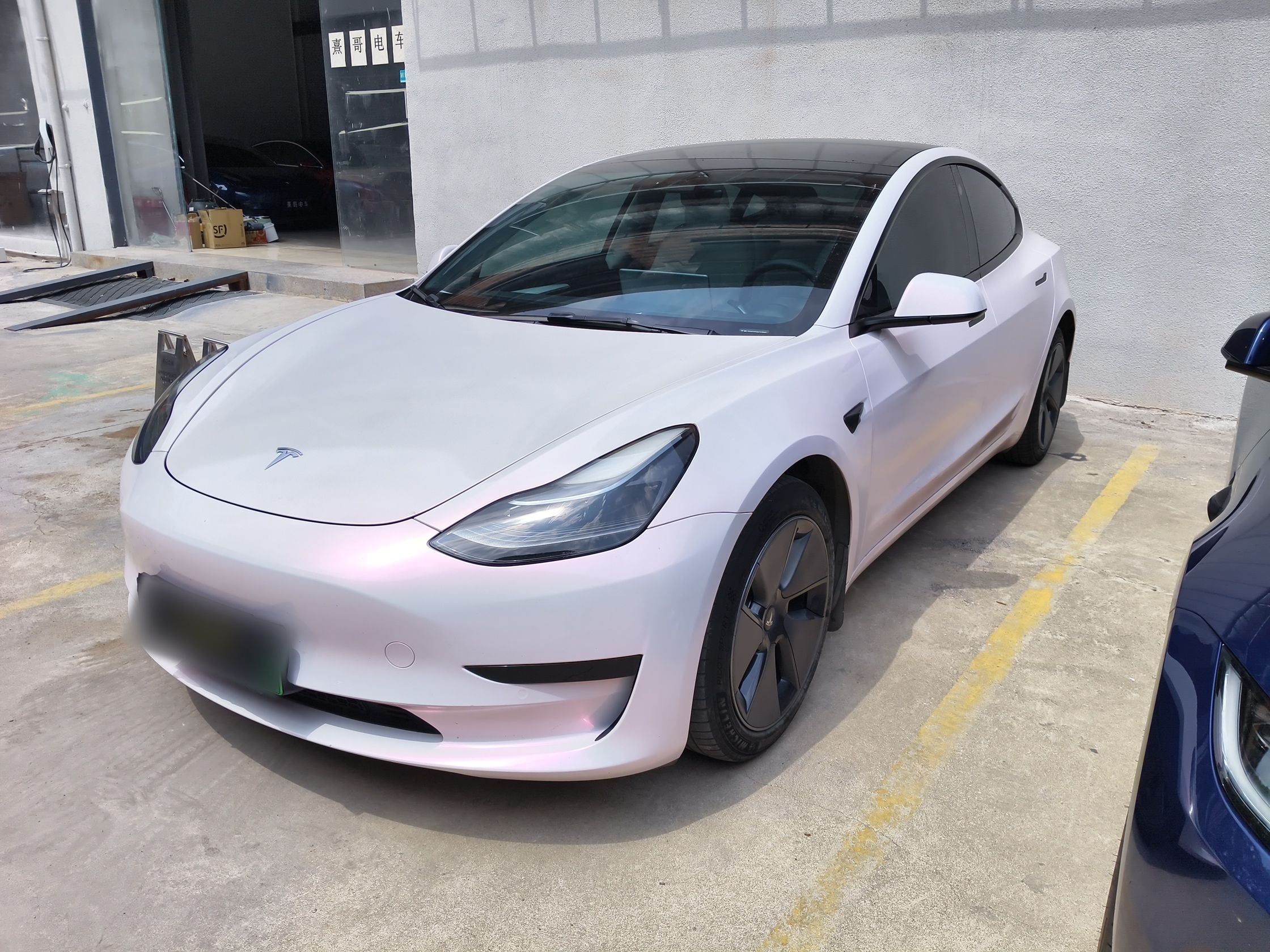 تحت مقدمة السيارة