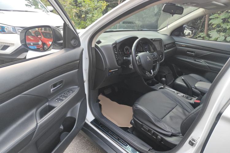 Used Mitsubishi Outlander 2016 2.4L 4x4 Luxury Edition 7-Seater
