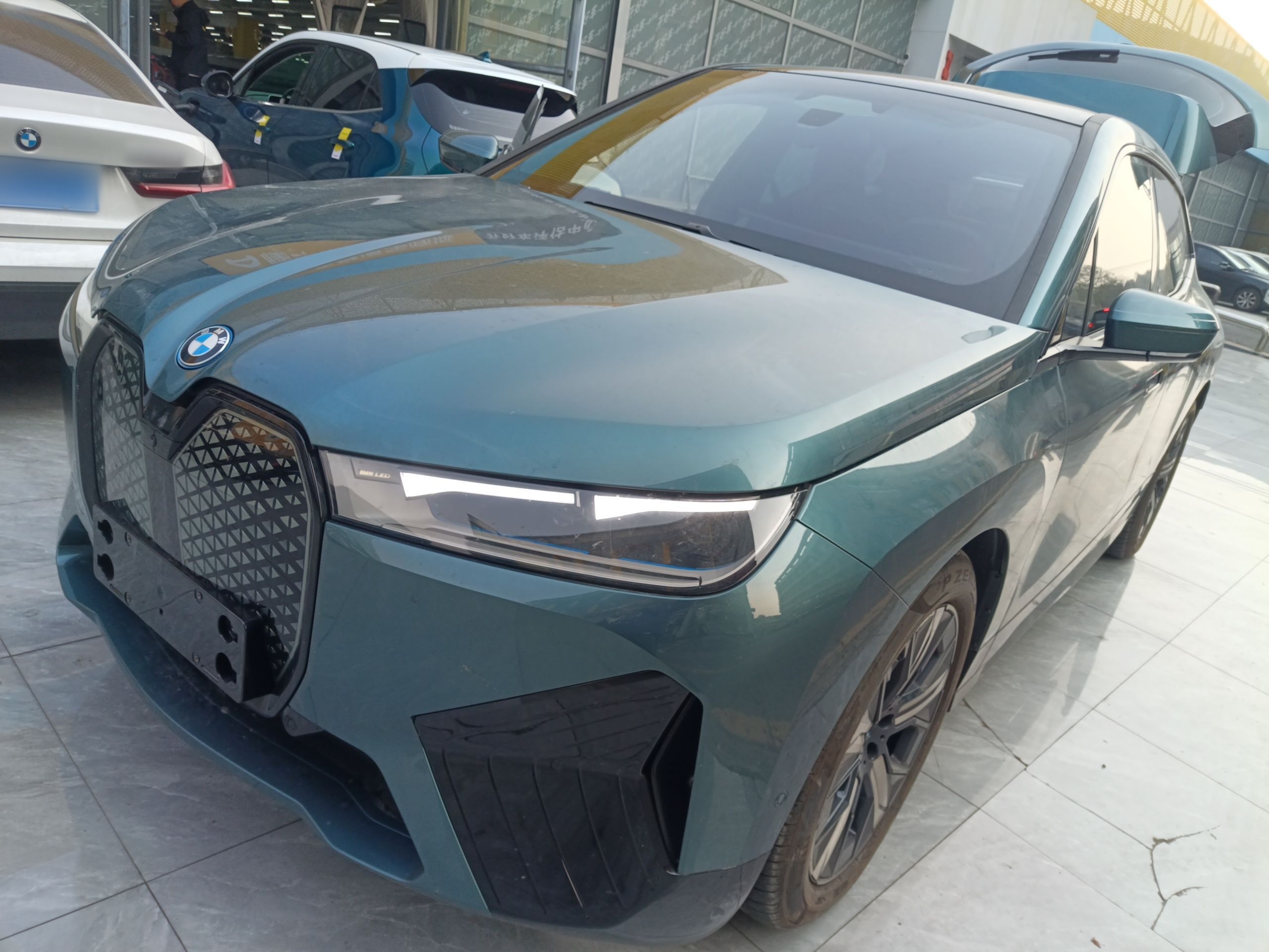 تحت مقدمة السيارة