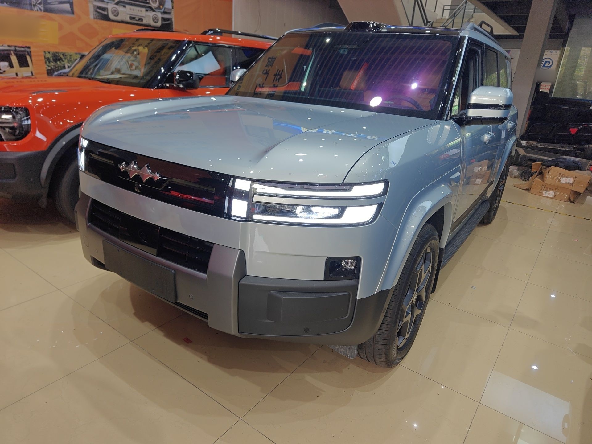 تحت مقدمة السيارة