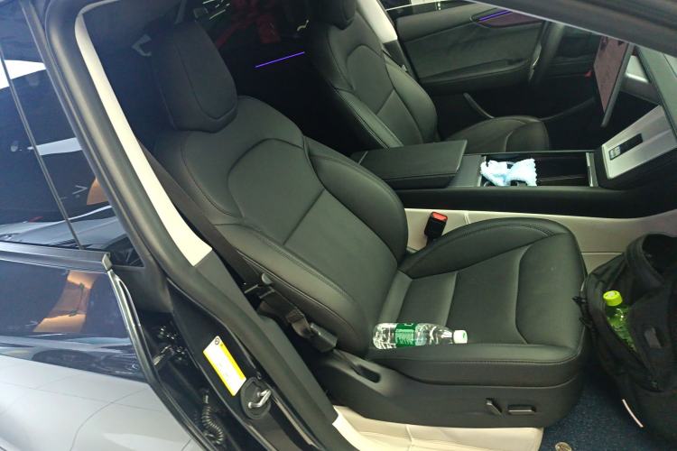 Used Tesla Model Y 2025 Long-Range All-Wheel-Drive Version Right Front Seat