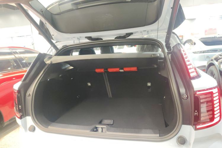 Used Volvo EX30 2025 Rear-Drive Long-Range Plus Model
