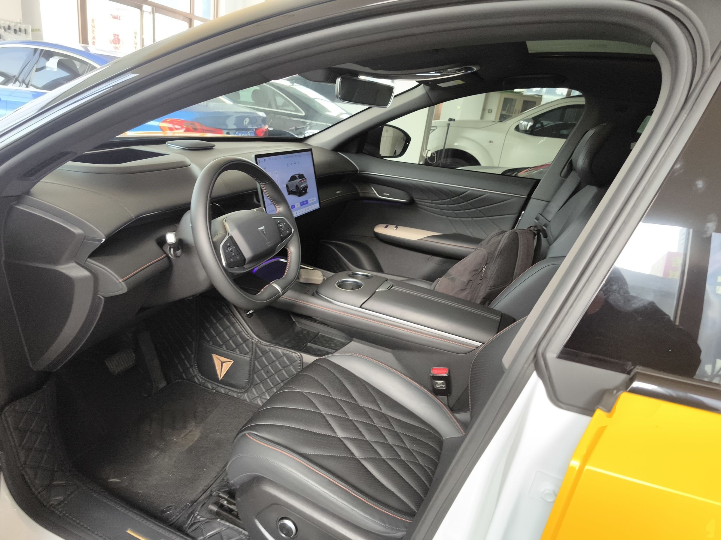 المقاعد الأمامية داخل السيارة