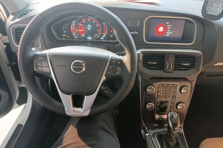 Used Volvo V40 2017 T3 Zhiyi Edition
