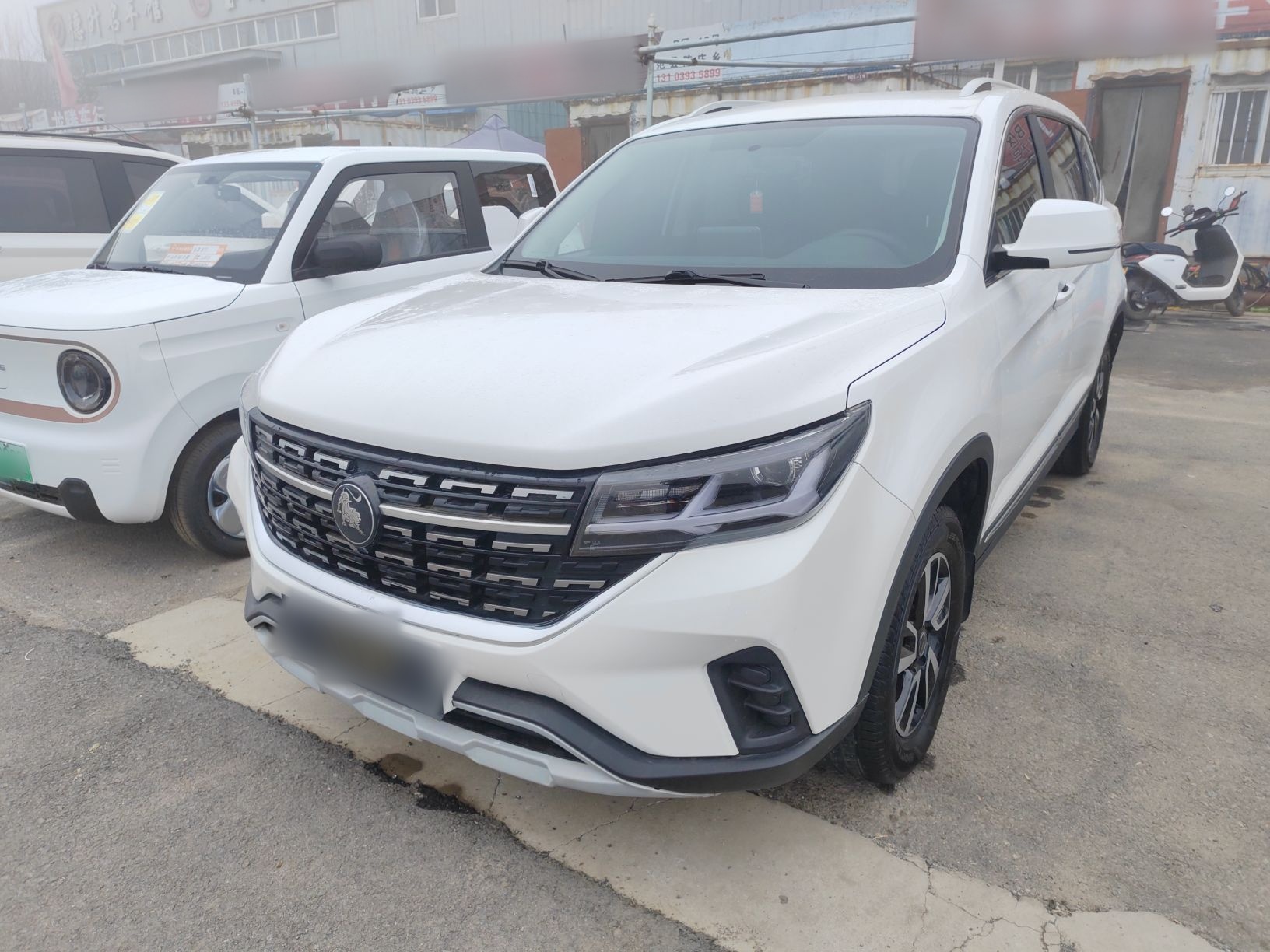 تحت مقدمة السيارة